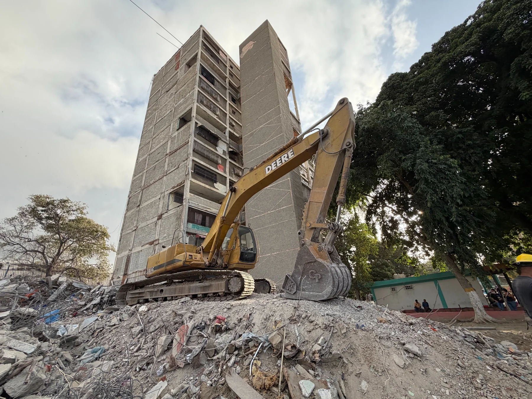 Vista parcial del bloque tres de la avenida Páez tras el colapso.