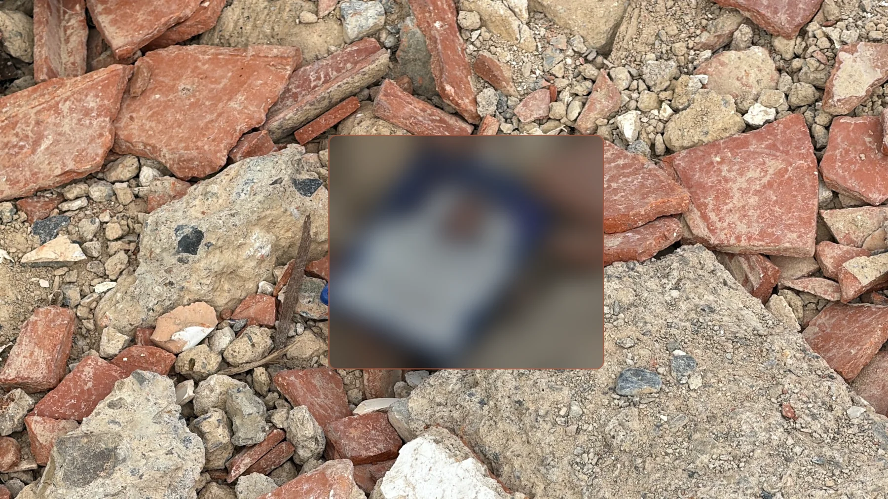 Credenciales laborales encontradas entre los escombros. Datos identificativos redactados en la versión pública.