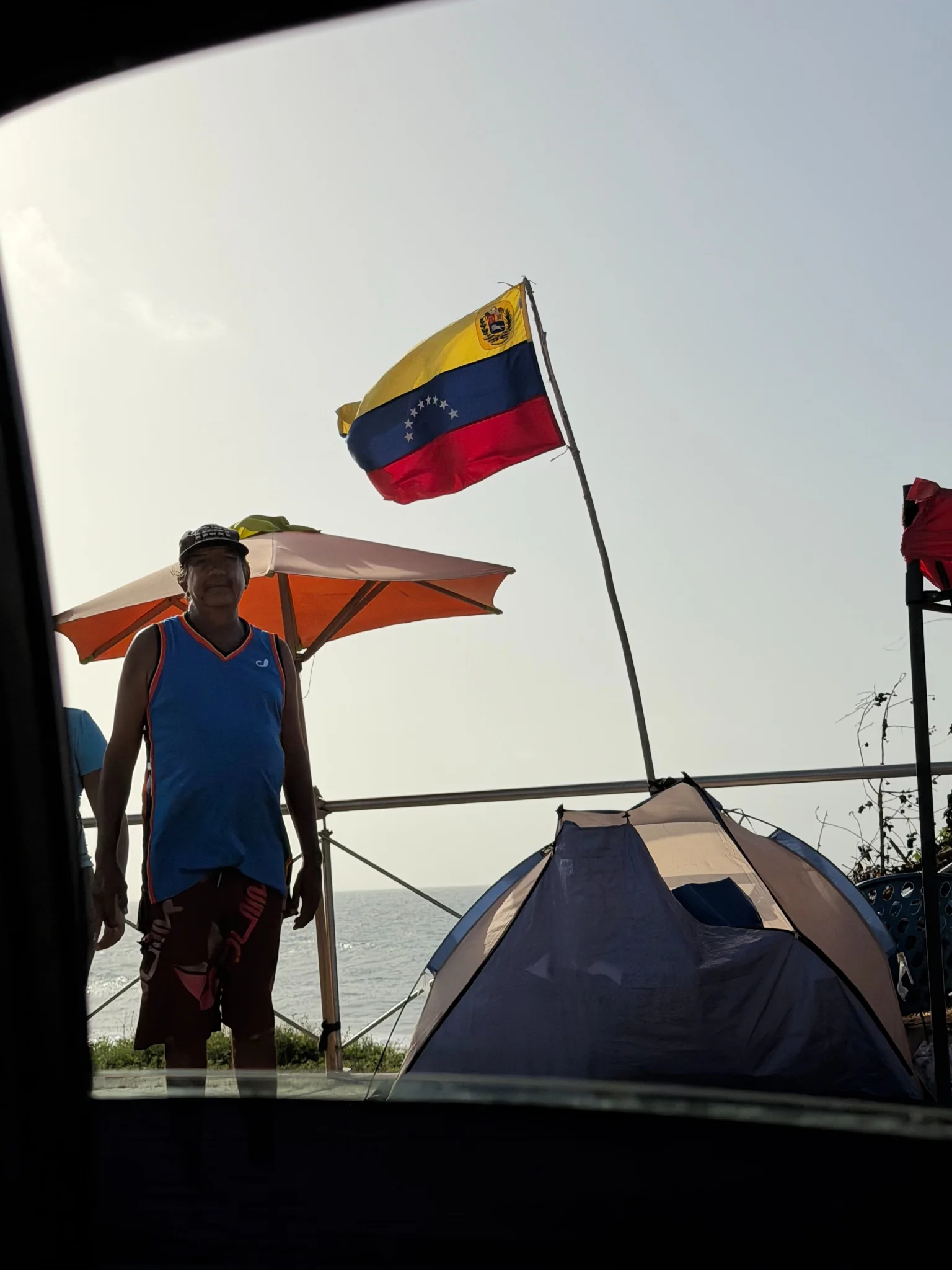 Persona damnificada viviendo en un alojamiento temporal tras el terremoto