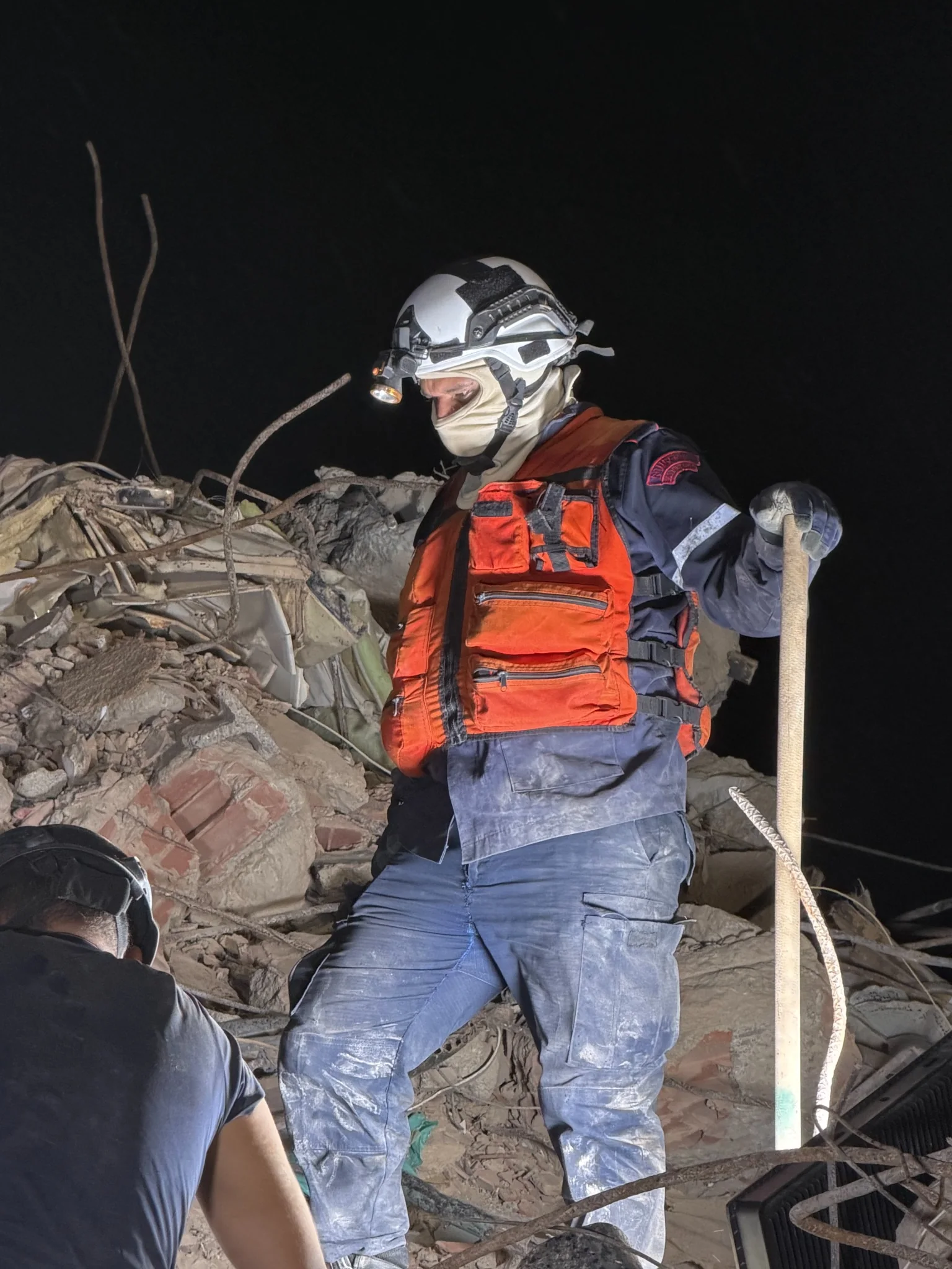 Un bombero durante la recuperación de un cuerpo.