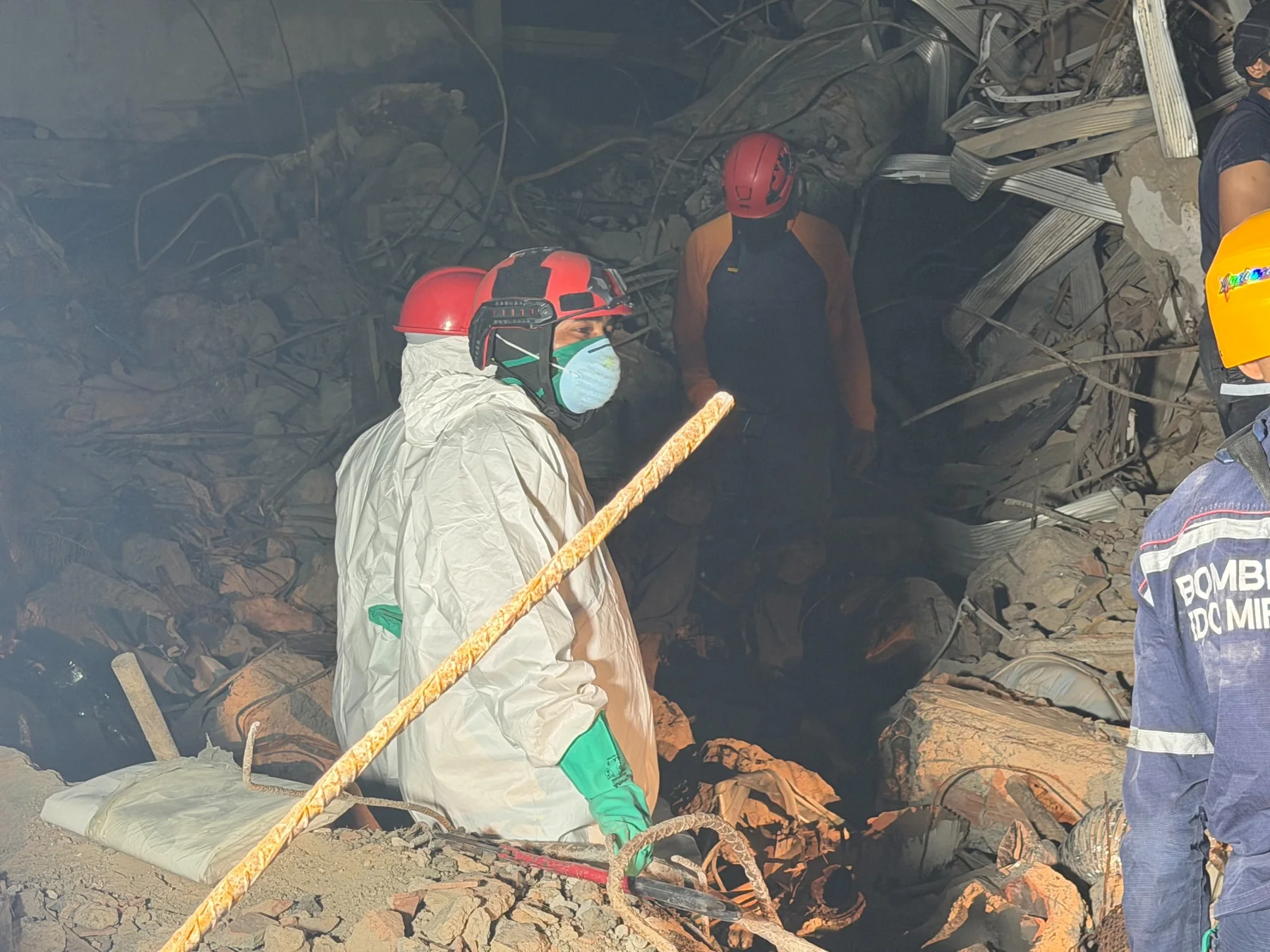 Equipo forense preparado para actuar en la recuperación de una víctima mortal