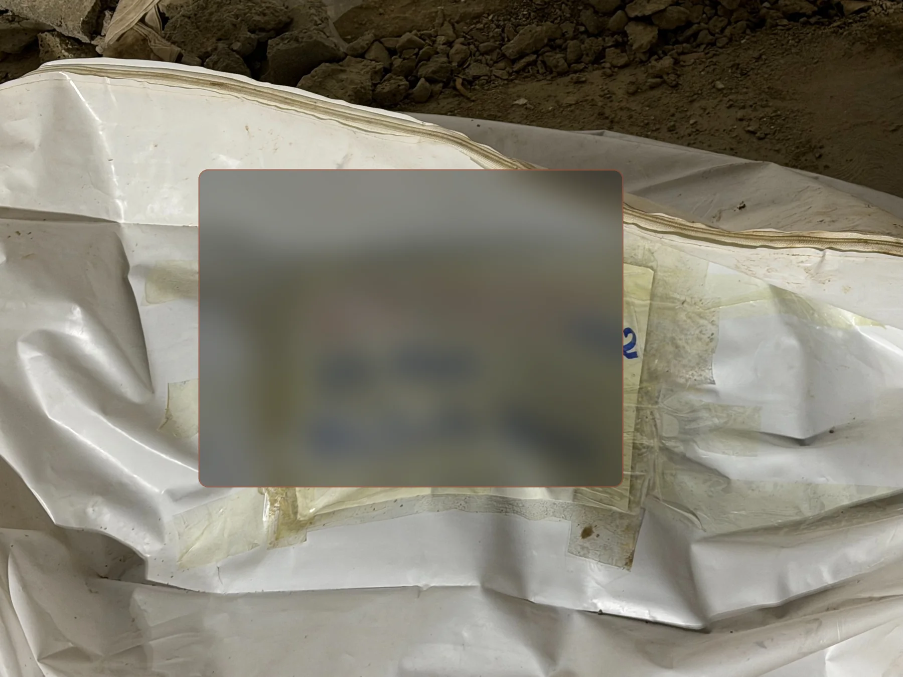 Víctima mortal recuperada de los escombros con datos identificativos redactados